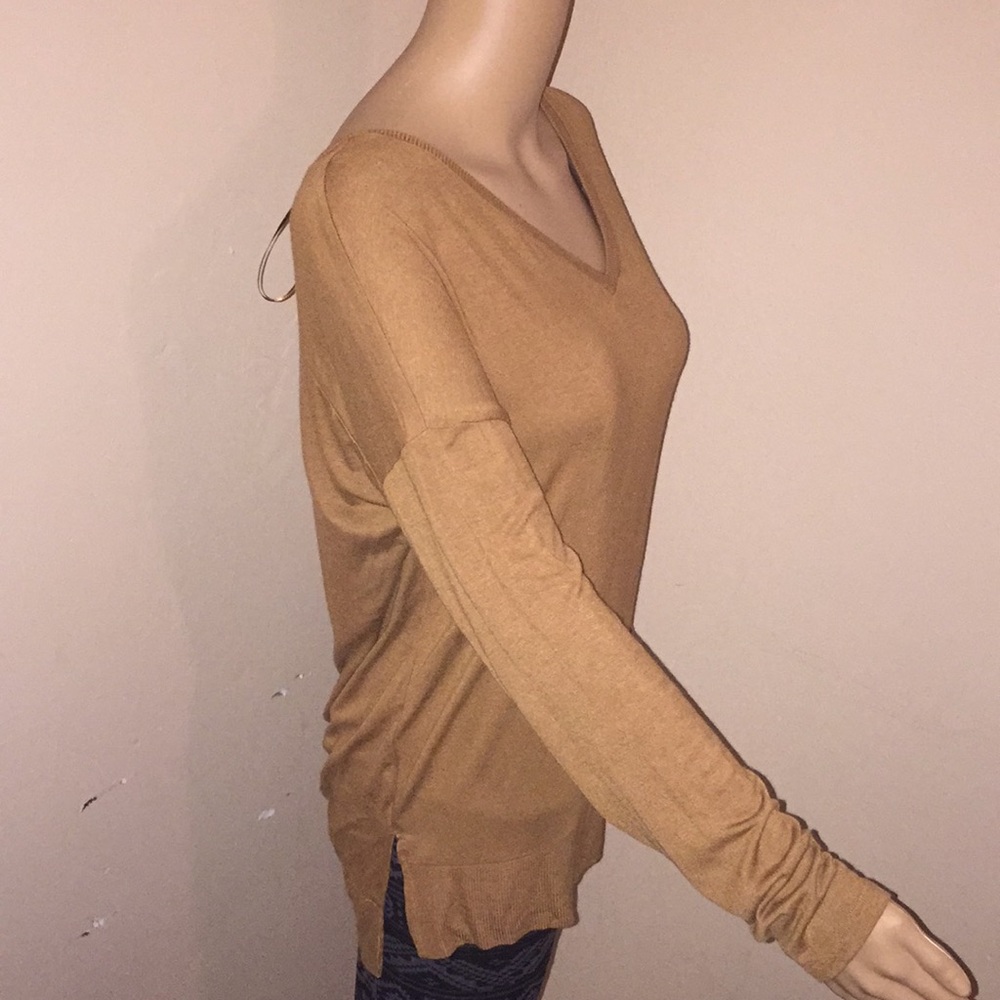 πΊπΈπΊπΈπΊπΈV Neck Topππ - Picture 3 of 5